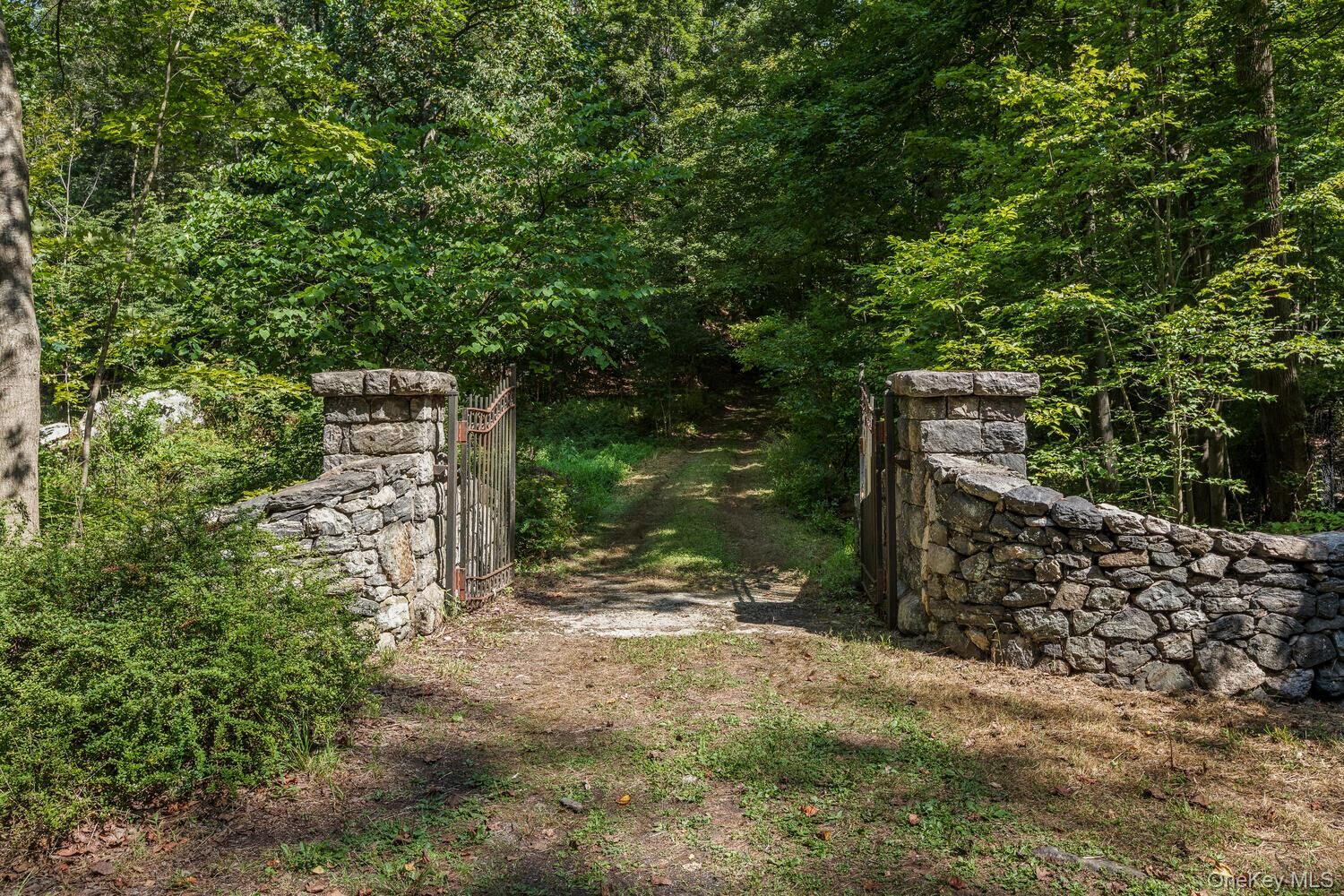 Property Photo:  81 Glendale Road  NY 10562 