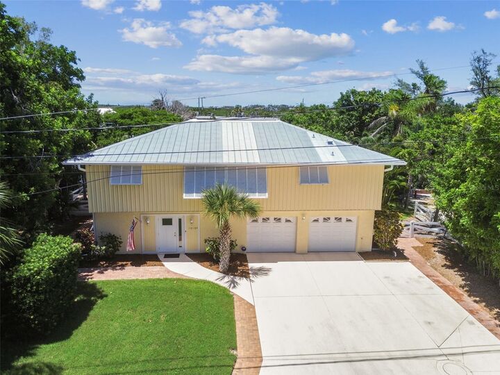 Property Photo:  10104 Sandpiper Road E  FL 34209 