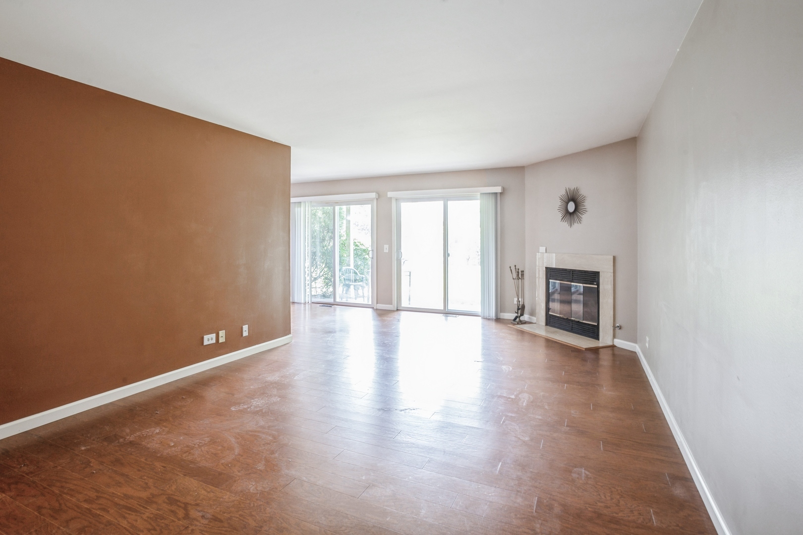 Property Photo: 196 Camden Court W1 IL 60194