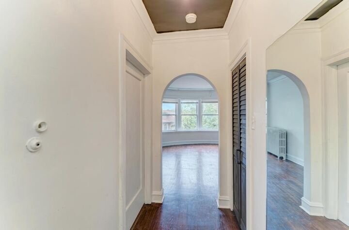Property Photo: 6738 N Rockwell Street 2 IL 60645
