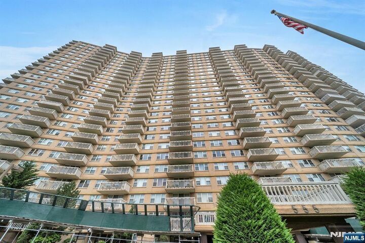 555 North Avenue 23S  Fort Lee NJ 07024 photo