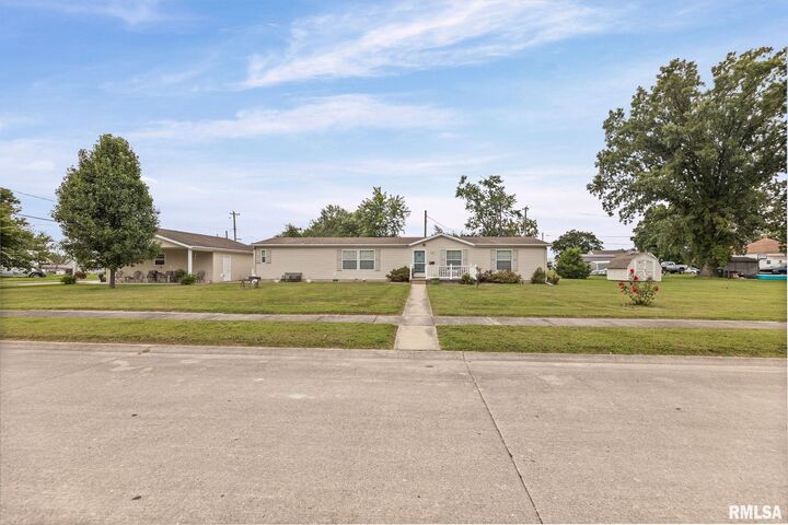 Property Photo:  1111 S Jefferson Street  IL 62881 