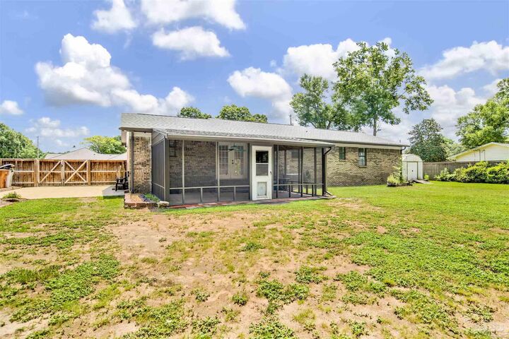 Property Photo: 5633 Lia Dr FL 32570