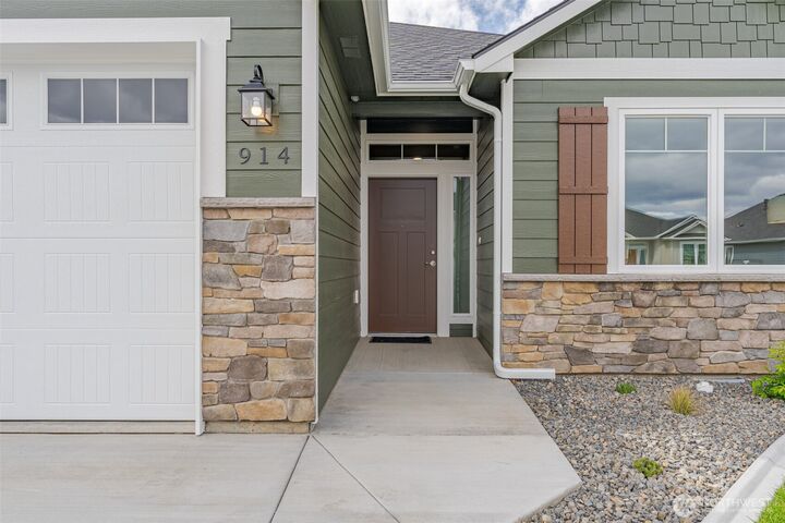 Property Photo:  816 N M Loop Drive SW  WA 98848 