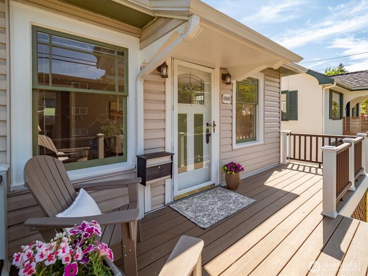 Property Photo: 6806 Woodlawn Avenue NE WA 98115