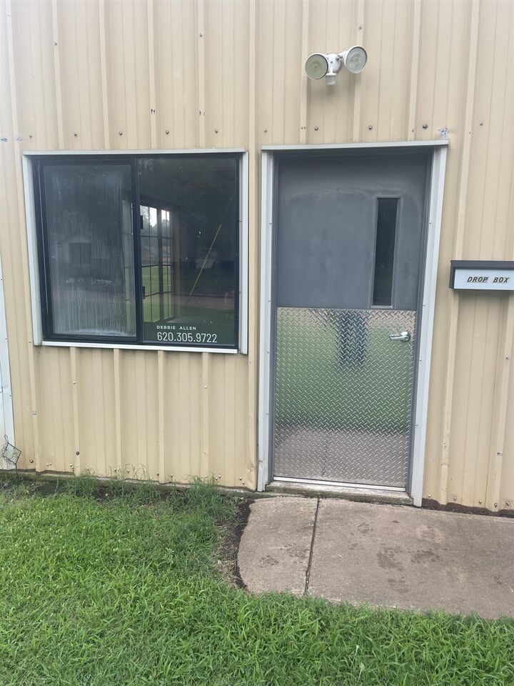 Property Photo:  903 E 8th St  KS 67058 