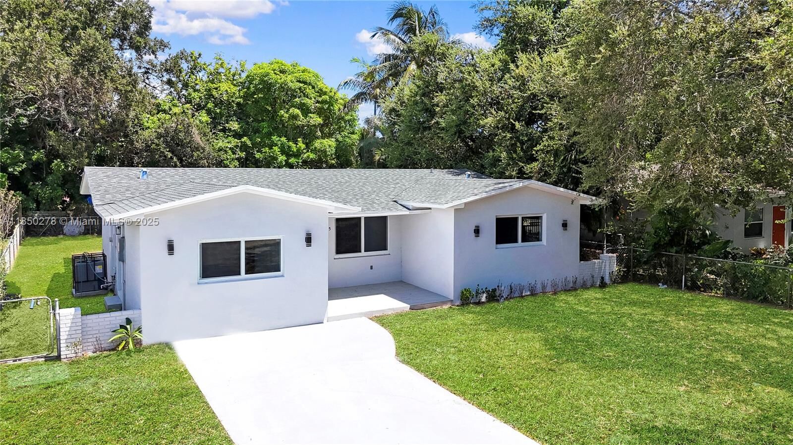 Property Photo:  255 NE 164th St  FL 33162 