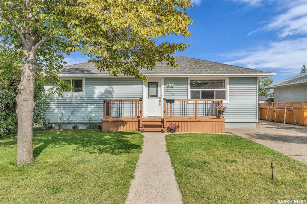 Property Photo: 934 Trotter Crescent SK S7L 3R1