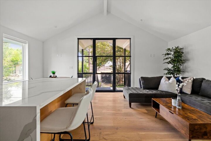 Property Photo: 2416 E 10th Street TX 78702