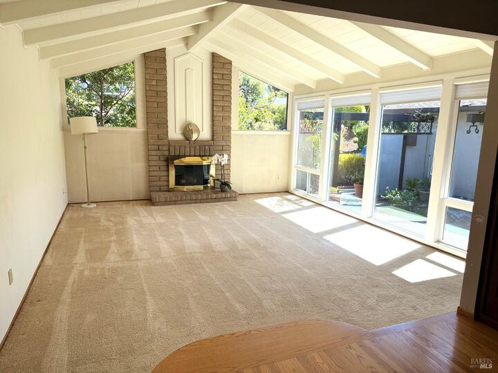 Property Photo:  92 Upper Oak Drive  CA 94903 