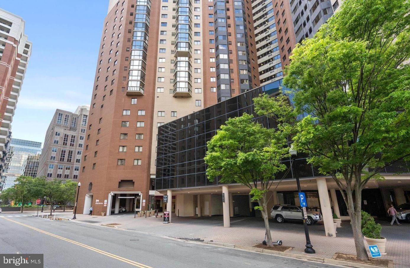 Property Photo: 900 N Stafford Street 1815 VA 22203
