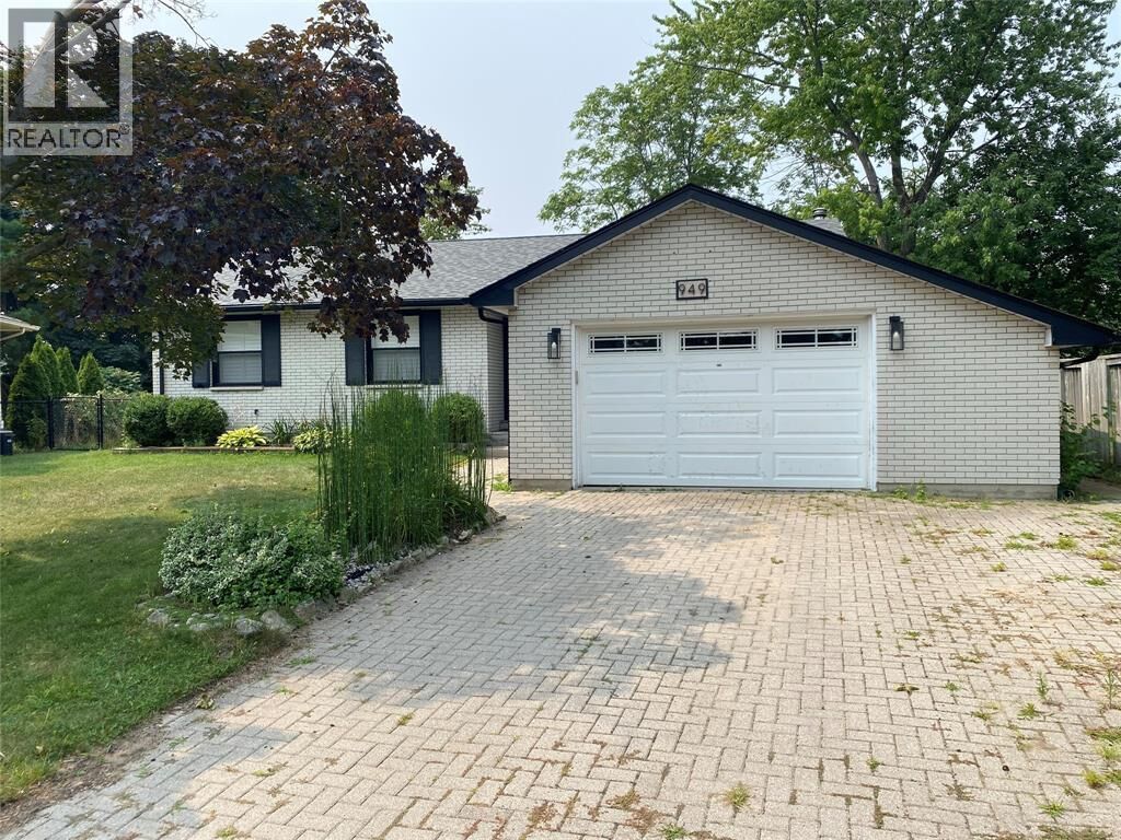 Property Photo:  949 Hay Court  ON N7S 3G6 