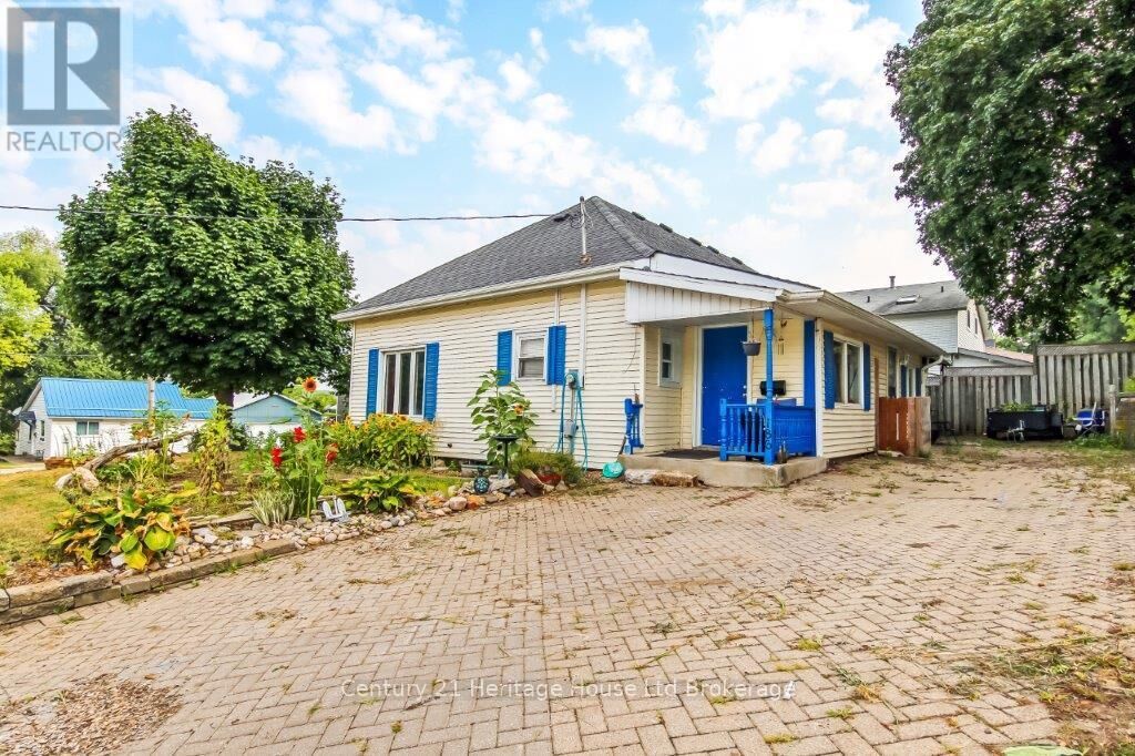 Photo de la propriété: 186 Charles Street East ON N5C 1K4