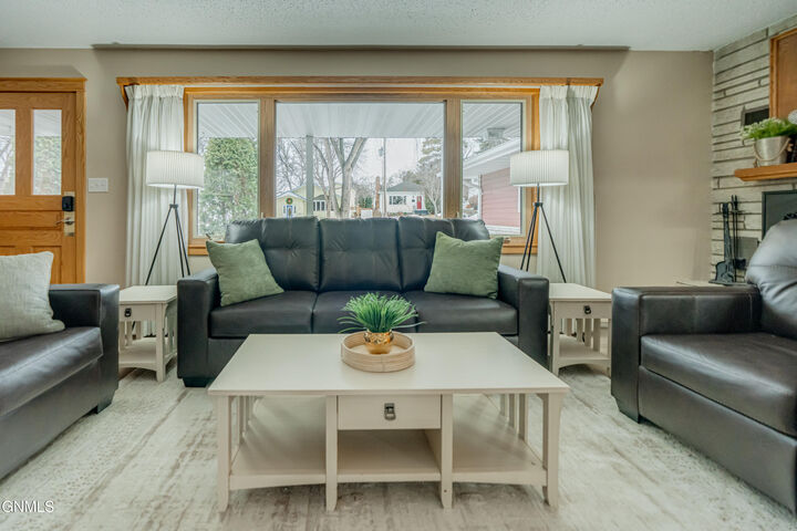 Property Photo:  821 N 1st Street  ND 58501 