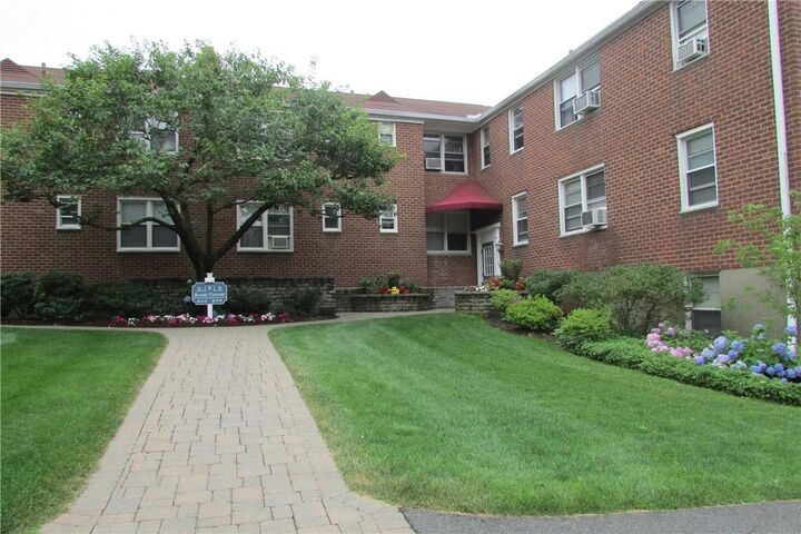 Property Photo: 8 Bryant Crescent 1A NY 10605-2636