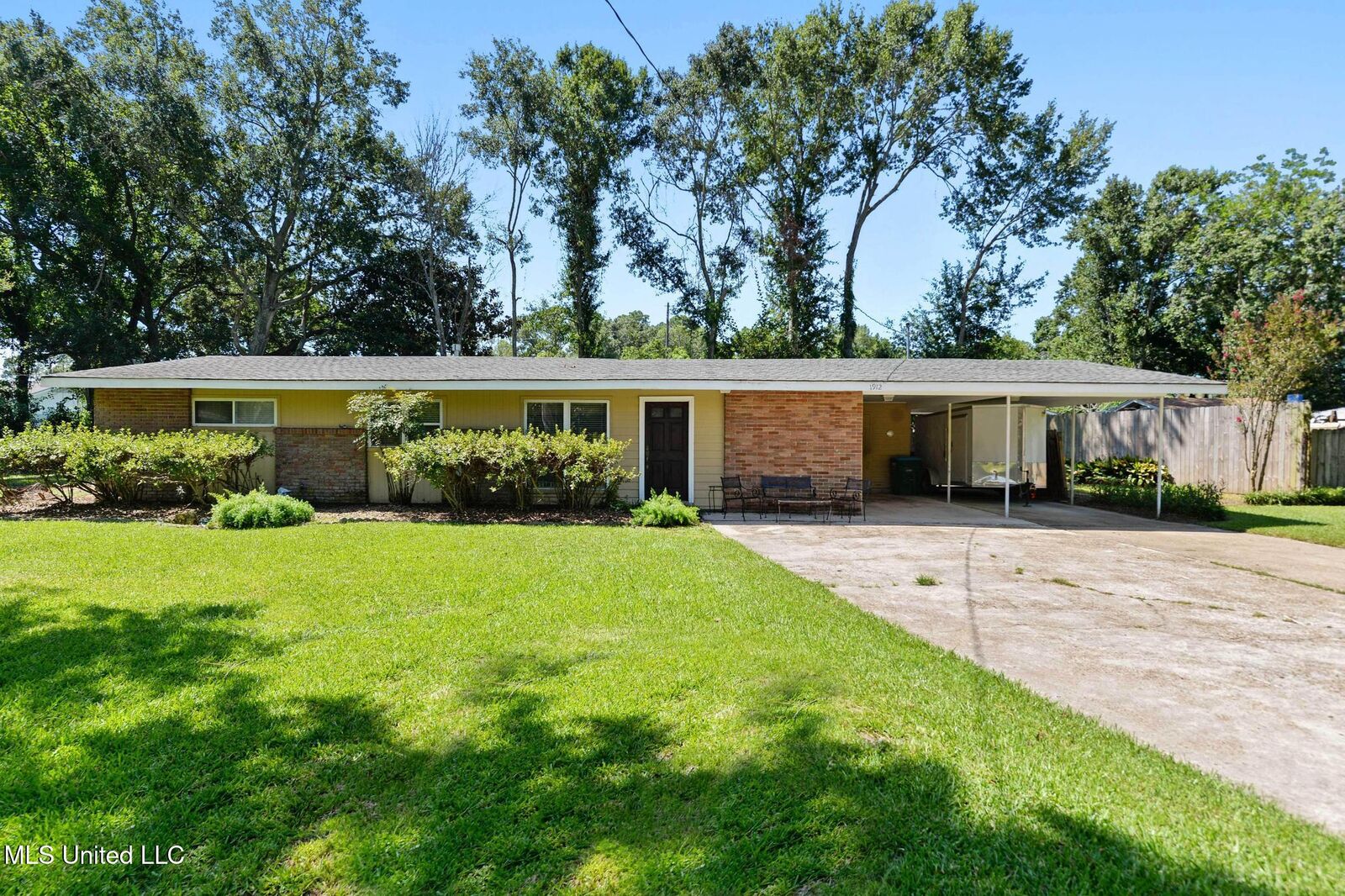 Property Photo:  1912 Woodmont Street  MS 39567 