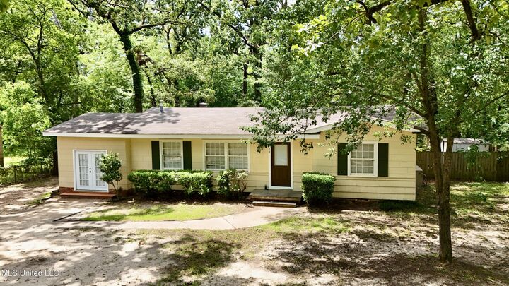 Property Photo: 213 W Lakeview Drive MS 39056