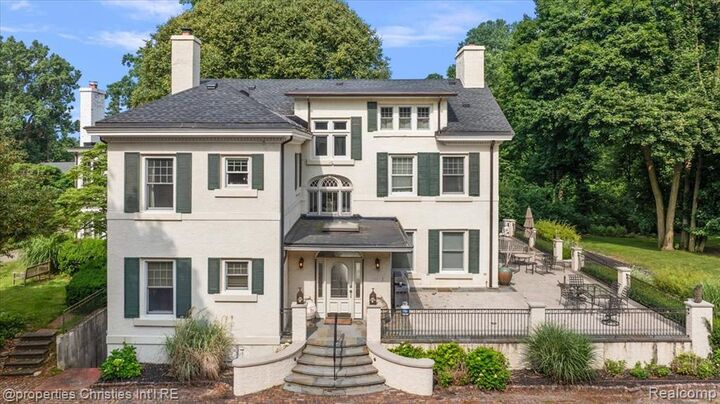 Property Photo:  777 Kensington Lane  MI 48304 3743 