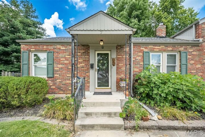 Property Photo:  7 Kings Court  MO 63135 
