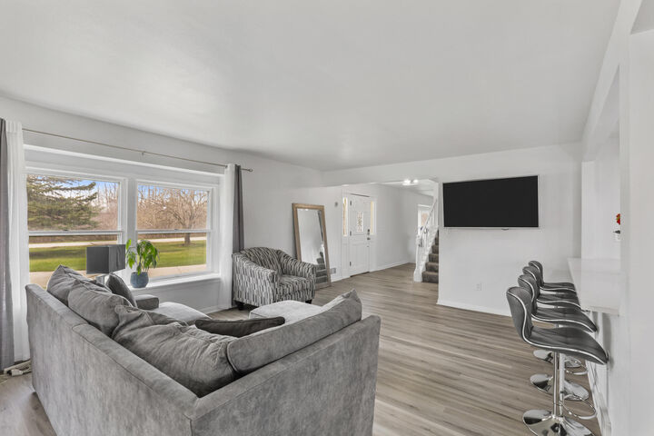 Property Photo:  812 W Glen Oaks Ln  WI 53092 