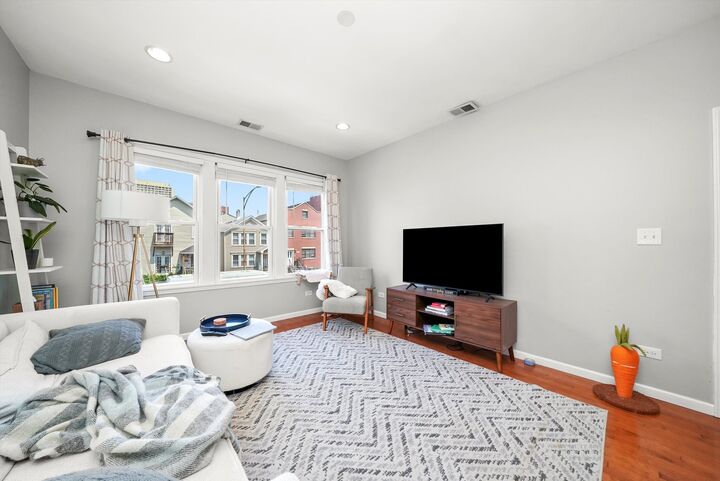 Property Photo:  1511 W Augusta Boulevard  IL 60642 