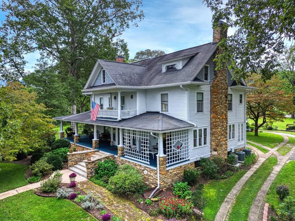 Property Photo:  1194 Main Street  NC 28901 