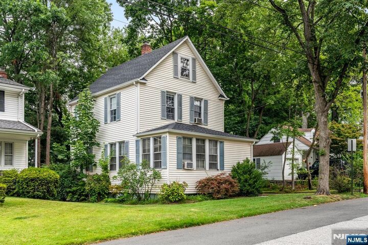 223 Hillside Avenue  Bergenfield NJ 07621 photo