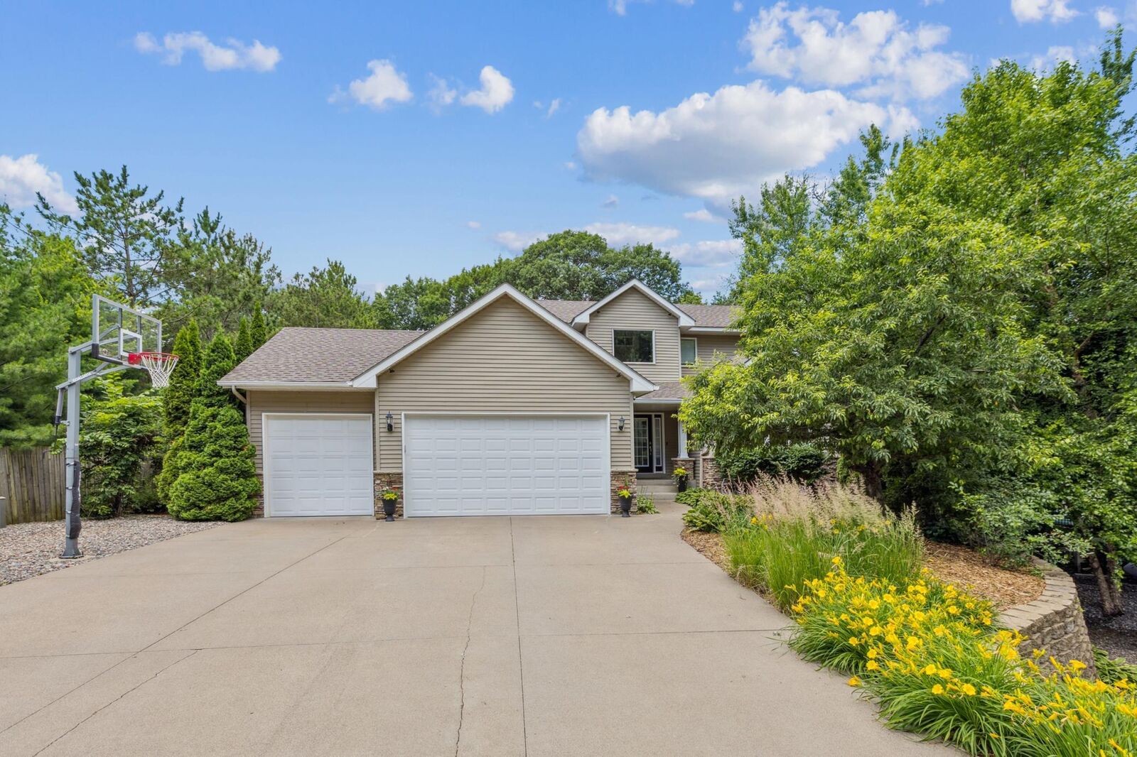Property Photo:  315 Russell Lane  MN 55356 