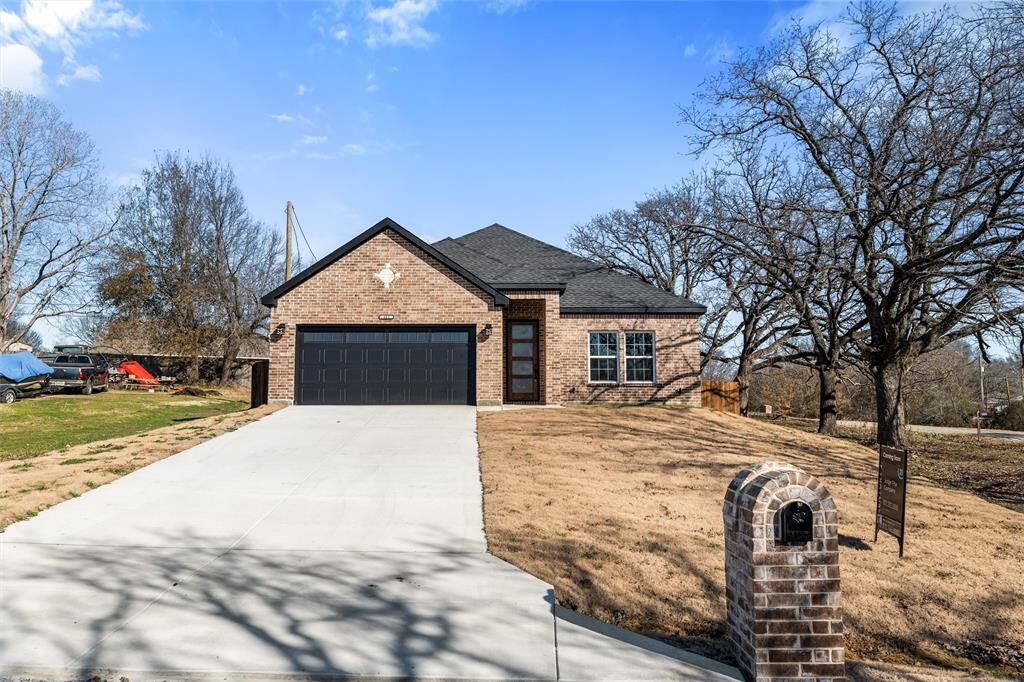 Property Photo:  402 Lagoon Drive  TX 75156 