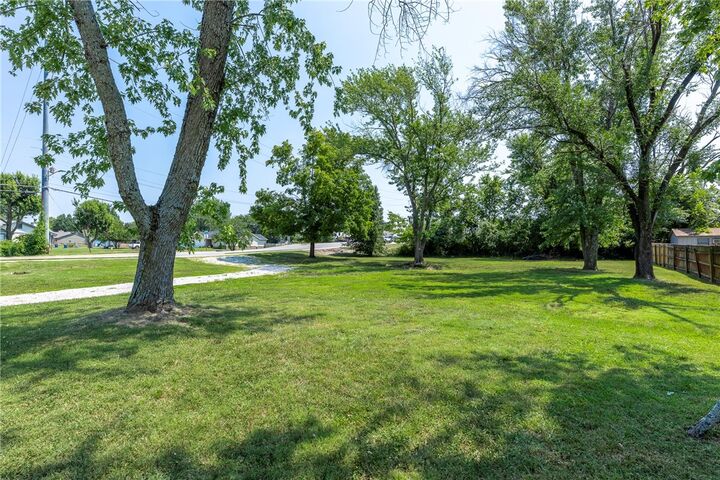 Property Photo:  1006 NE 2nd Street  AR 72712 