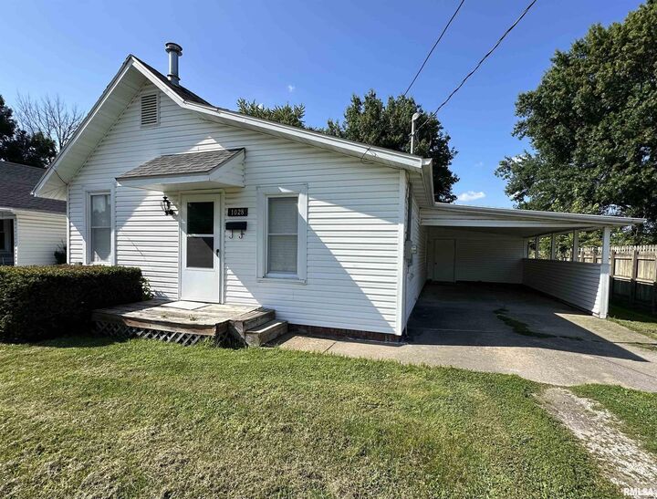 Property Photo:  1028 E Oak Street  IL 61455 