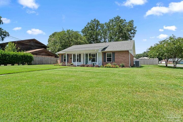 Property Photo: 1032 Peakview Dr FL 32514
