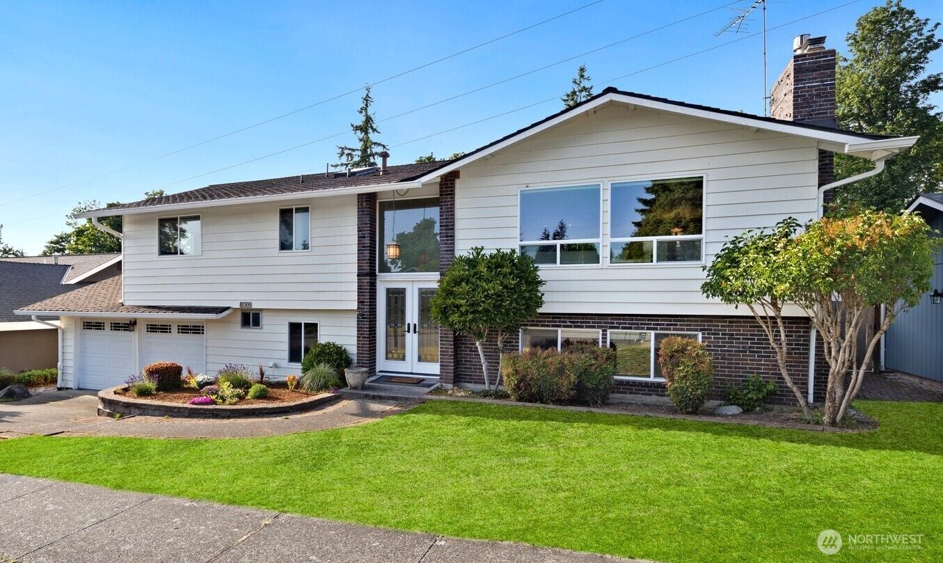 Property Photo:  1832 SE 16th Place  WA 98055 