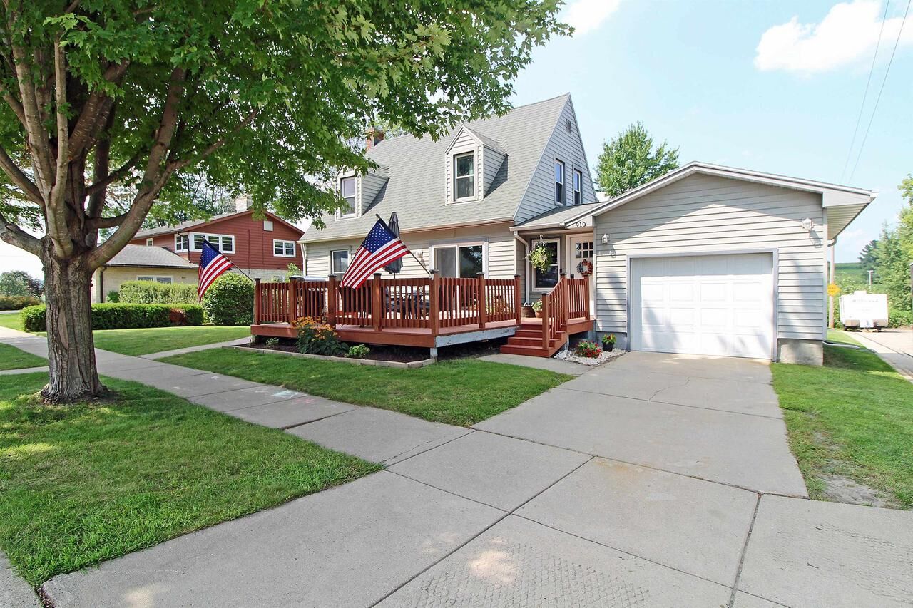 Property Photo: 910 Willow Street WI 53577
