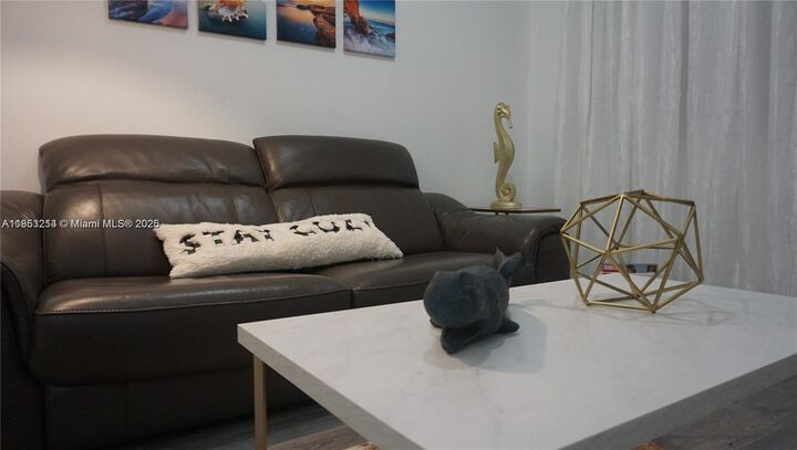 Property Photo: 810 7th St 107 FL 33139