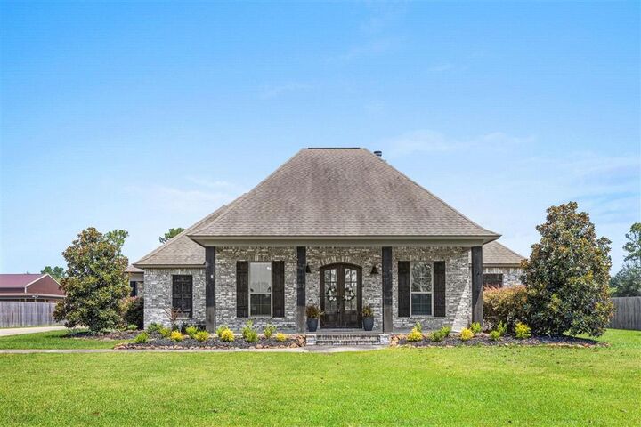 Property Photo: 2890 White Rose Lane LA 70611