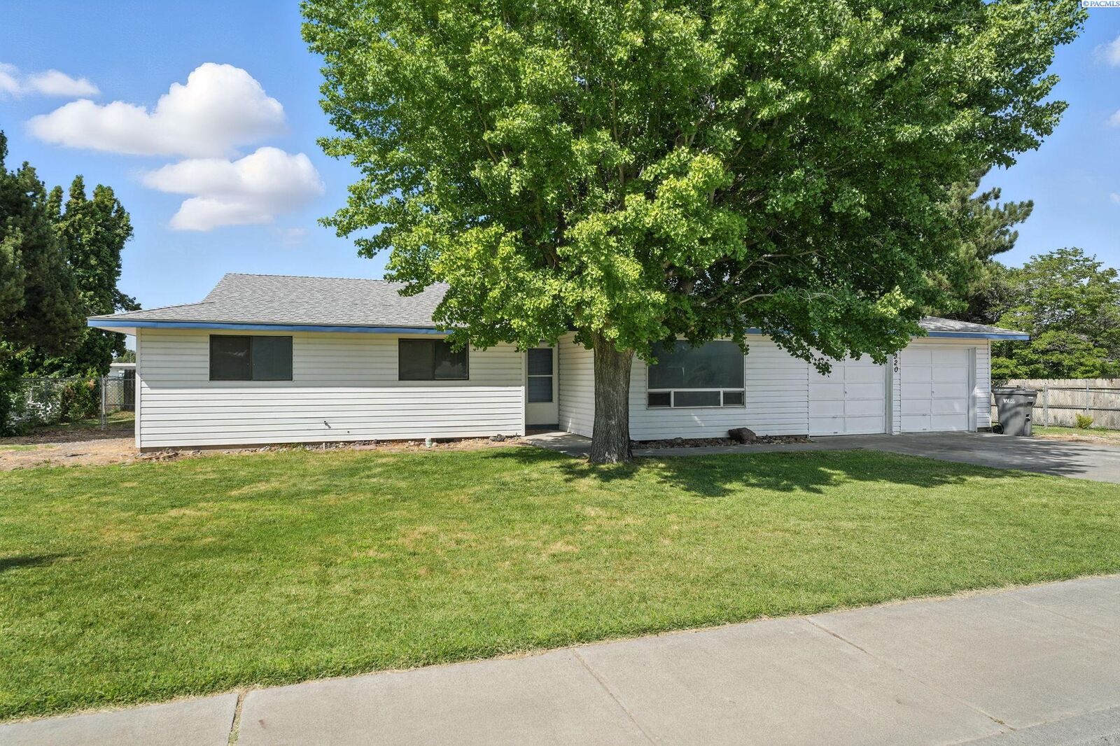 Property Photo: 920 W 14th Pl WA 99337