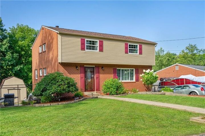 Property Photo: 1513 Sugarloaf Drive PA 15239