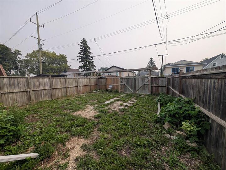 Property Photo:  482 Harbison Avenue  MB R2L 0A9 