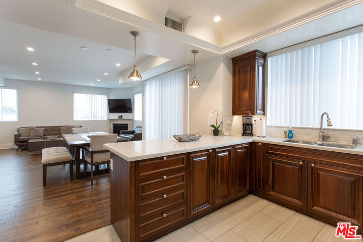 Property Photo:  907 S Shenandoah St  CA 90035 