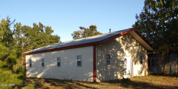 Property Photo: 5491 Highway 77 FL 32428