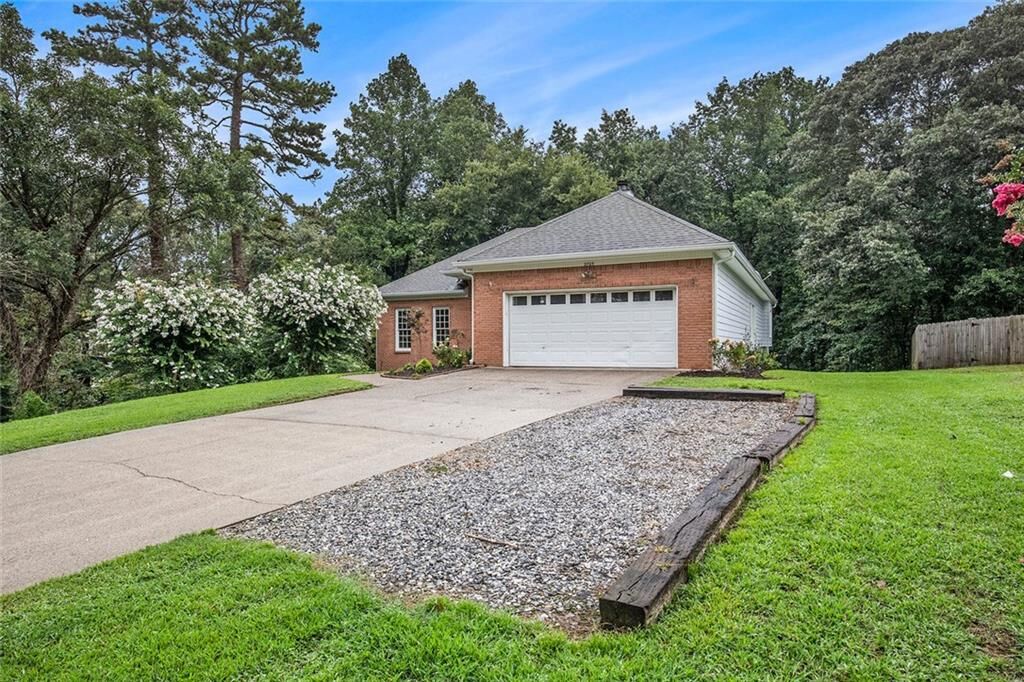 Property Photo: 2705 Stratfield Drive GA 30041