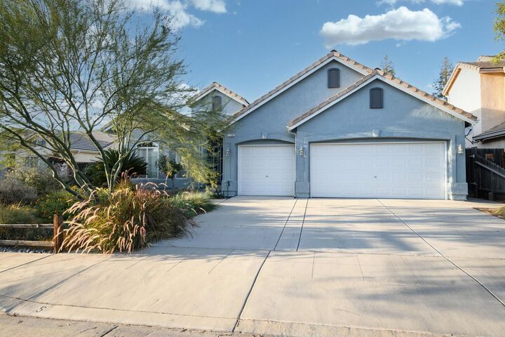 Property Photo: 1138 E Pinehurst Avenue CA 93730