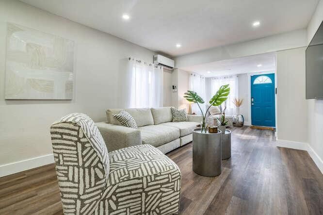 Property Photo: 919 NE 37th St FL 33334