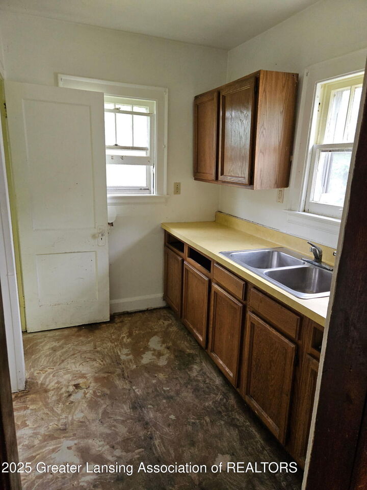 Property Photo: 909 Seymour Avenue MI 49202