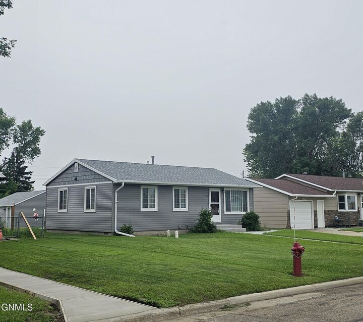 Property Photo: 925 15th Street SW ND 58401