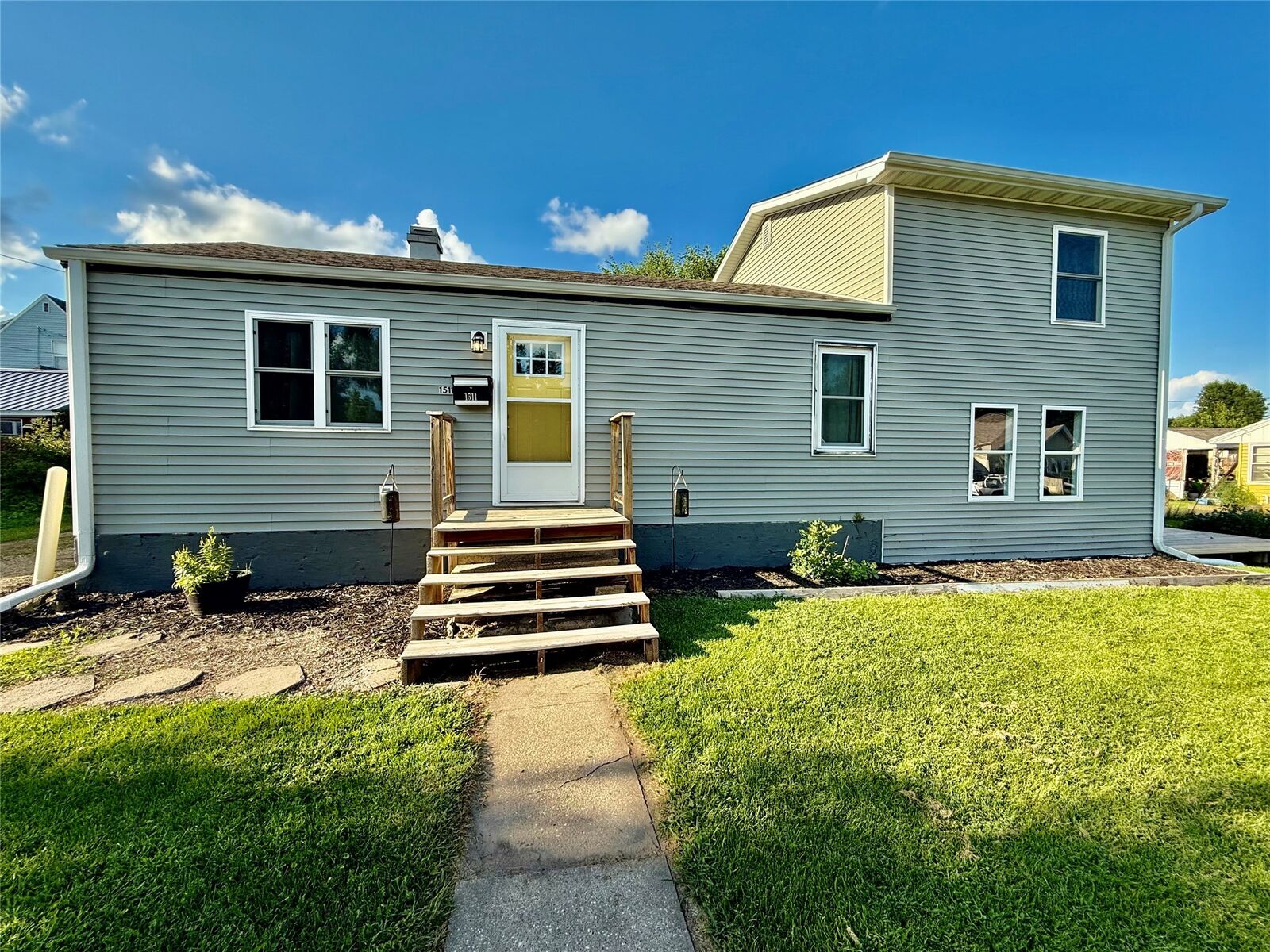 Property Photo: 1511 W State Street IA 50158