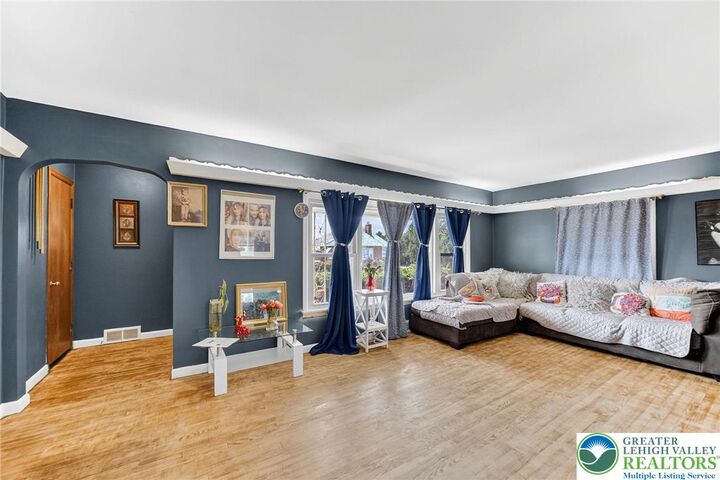 Property Photo:  1852 Lincoln Street  PA 18017 