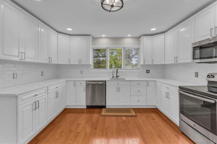 2810 Chestnut Avenue  Ronkonkoma NY 11779 photo