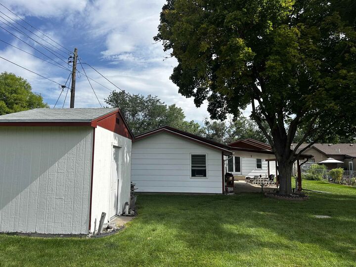 Property Photo:  1318 E 2nd  NE 69101 